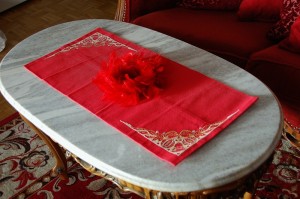 Bieżnik świąteczny ze wzorem ręcznie haftowanym złotą nitką, uszyty z dobrej tkaniny
- skład: 100% bawełna
- kolor czerwony
- rozmiar 31cm  x 70 cm