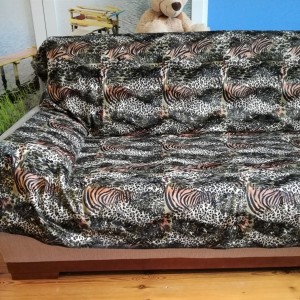Narzuta na kanapę uszyta w tkanin welurowych
- rozmiar 150 cm x 200 cm
To są trzy różne wzory, proszę o informację o wyborze narzuty w uwagach przy zamawianiu.