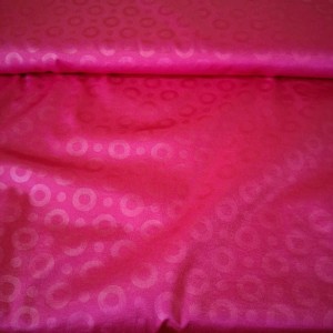 Tkanina taftowa we wzory kółeczek z lekkim połyskiem w kolorze ciemno różowej fuksji na sukienki i inne kreacje.
Tkanina lekko elastyczna, szlachetna, nie prześwitująca, miła w dotyku
* skład: mieszanka poliestru i wiskozy
* szerokość: 150 cm