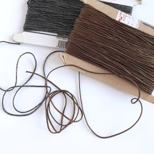 Sznurek metalizowany  średnica 2 mm, do różnych celów
kolory: czarno- srebrny; brązowo-złoty