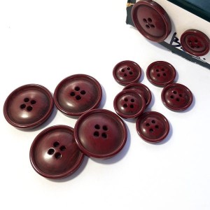 Guzik plastikowy, płaszczowy, kurtkowy,  średnica:  duży 26 mm, mały - 16 mm
- kolory:  bordowy 
- cena za kpl / guzik mały i duży