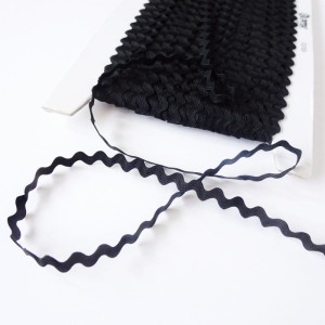 Taśma ozdobna w ząbki, szerokość 7 mm, do wykorzystywania w krawiectwie lub do zdobienia odzieży
- kolory:  czarny
- skład: 100% wiskoza