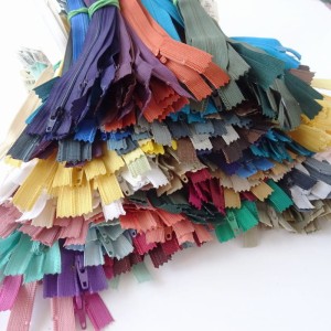 Zamek błyskawiczny (suwak, ekler), cienka spirala ( 3 mm ) produkcji japońskiej YKK, bardzo dobrej jakości - długość: 20 cm