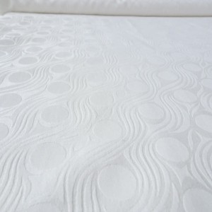 Tkanina żakardowa w kolorze ecru, wzory wytłaczane, na żakiety, sukienki i inne - skład: mieszanka poliestru i wiskozy - szerokość: 130 cm