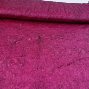 Tkanina dzianina elastyczna w kolorze ciemno różowym z delikatnym wzorem, lekko kreszowana - szerokość 130 cm