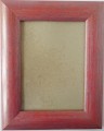 Ramka drewniana do oprawiania obrazów, haftów w rozmiarze zewnętrzna 26 x 32 cm (światło ramki 16 x 22 cm), zaczep, szkło antyrefleksyjne, tył z tektury.     - kolor czerwono-złota