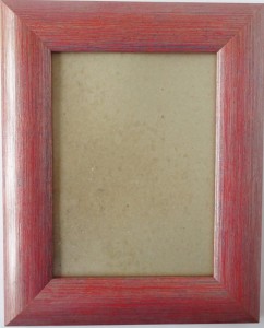 Ramka drewniana do oprawiania obrazów, haftów w rozmiarze zewnętrzna 26 x 32 cm (światło ramki 16 x 22 cm), zaczep, szkło antyrefleksyjne, tył z tektury.     - kolor czerwono-złota