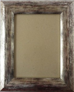 Ramka drewniana do oprawiania obrazów, haftów w rozmiarze zewnętrznym 22 x 28 cm (światło ramki 12 x 18 cm), zaczep, szkło antyrefleksyjne, tył z tektury. Kolory :  - brązowo-złota