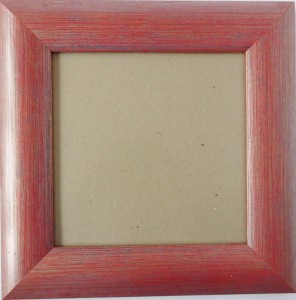 Ramka drewniana do oprawiania obrazów, haftów w rozmiarze zewnętrzna 28 x 28 cm (światło ramki 18 x 18 cm), zaczep, szkło antyrefleksyjne, tył z tektury. kolor : czerwono - złota