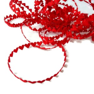 Taśma ozdobna serduszka, można elementy rozcinać na pojedyncze. - rozmiar jednego elementu 10 mm x 10 mm - kolor: czerwony - w mb jest 117 szt pojedynczych elementów