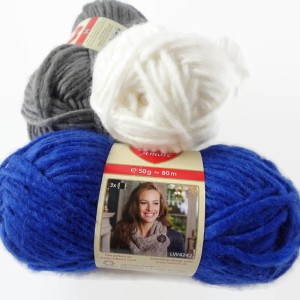Włóczka Amore produkcji Red Heart na zimowe czapki, szal, swetry w składzie: 50%wełna/50%akryl  - motek 50g/80m - druty 5-7