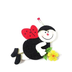 Biedronka z filcu o rozmiarze 7,5 x 6cm i grubości 3mm do wykorzystania jako ozdoba do przyklejenia lub przyszycia.