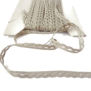 Koronka bawełniana do celów ozdobnych do stosowania w krawiectwie- produkcja polska- kolor: lniany rustico- szerokość 2,50 cm
