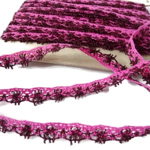 Koronka bawełniana do celów ozdobnych do stosowania w krawiectwie- produkcja polska- kolor: różowo-bordowy z nitką metalizowaną - szerokość 1,00 cm