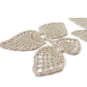 Szydełkowe motylki wykonane  z nici bawełnianych, ozdobne, do przyszycia lub przypięcia na firance lub na poduszce, obrusie- kolor oliwkowy- rozmiar 10 x 15 cm- cena za para/2 szt