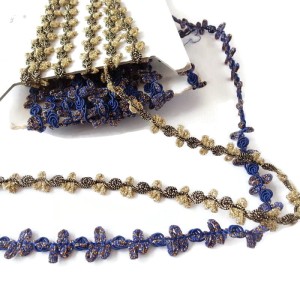 Taśma ozdobna w kolorze  złotym, do wykorzystywania w krawiectwie lub do zdobienia, można ją przyszywać lub przyklejać klejem tekstylnym. -  szerokość 2 cm