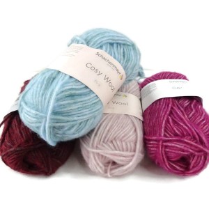 Włóczka COSY WOOL produkcji niemieckiej Schachenmayr - Skład włóczki: 64% wiskoza, 25% akryl, 11% wełna - Włóczka na sezon jesienno-zimowy - Druty 4-5 Włóczka jest ciepła, lekka, posiada lużny splot.