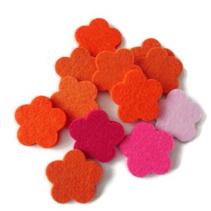 Kwiatki z filcu o średnicy 3,5cm i grubości 3mm do wykorzystania jako ozdoba, do przyklejenia lub przyszycia.