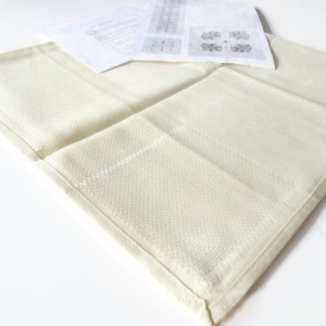 Serweta do haftu krzyżykowego ze wstawką 12ct z aidy o szerokości 12 cm    - w składzie: 100% bawełna- kolor:  kremowy- rozmiar serwety 90 cm x 90 cm- czarno-biały wzór graficzny