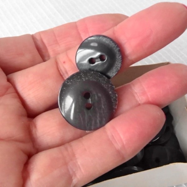 Guzik  23 mm  i 17 mm 