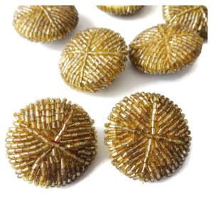 Guzik z koralików na nóżce plastikowej, koraliki w kolorze złotym - Średnica guzika  wynosi 3,5 cm