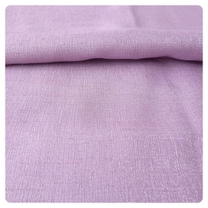 Tkanina poliestrowa z lekkim połyskiem w kolorze jasno lawendowym- skład: mieszanka poliestru i wiskozy- szerokość: 150 cm