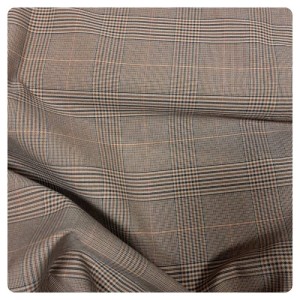 Tkanina  w brązowo-kakaową kratkę ( 2,5 cm x 2 cm), nie prześwitująca, świetna na spódnice, sukienki itp
* skład:  bawełna 100 %
* szerokość: 160 cm
* cena za mb