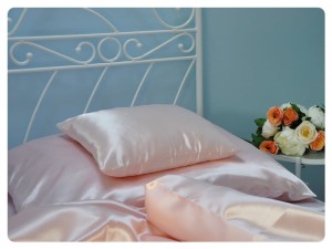 Komplet pościeli satynowej produkcji włoskiej. W skład kompletu wchodzi:
- poszwa 160 x 200 cm
- poszewki 70 x  80 cm  - 2 szt
- prześcieradło 160 x 200 cm
- jasiek 40 x 40 cm - 2 szt
Tkanina: 100 % włókno poliestrowe w kolorze jasno morelowym