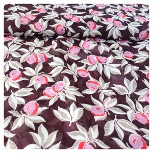 Tkanina sukienkowa żorżeta- szyfon, lekka, przewiewna nadająca się też na bluzeczki  Wzory  jabłek na ciemnym tle. - skład: poliester z wiskozą - szerokość 140 cm