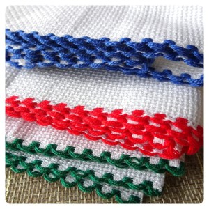 Taśma do haftu  o gęstości 54 krzyżyków na 10 cm do haftu krzyżykowego. Brzegi obrębione zieloną nitką. - produkcja Zweigart. - skład : 100% bawełna - cena za kupon 100 x 10 cm