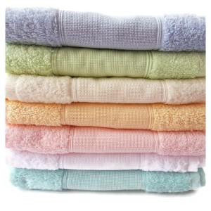 Ręcznik frotte ze wstawką aidową (14 ct 54/10) do haftu krzyżykowego  - skład :bawełna 100%  - szerokość wstawki aidy do haftu 10 cm    (44 krzyżyki na szerokości taśmy)  - rozmiar 100 x 50 cm   - różne kolory