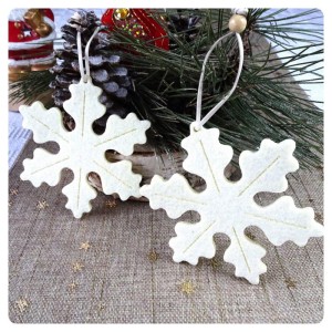 Gwiazdki z filcu w kolorze ecru do powieszenia na choince lub jako ozdoba świąteczna - średnica gwiazdki 12 cm