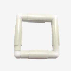 Plastikowa rama do haftu z mocowaniem tkaniny za pomocą specjalnych klipsów.- rozmiar 15,2x15,2cm - średnica rurki ok.2 cm