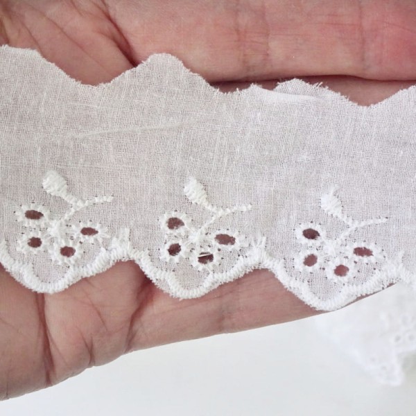 Koronka haft angielski, szerokość 4 cm