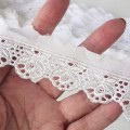 Koronka gipiurowa, haft nitką lekko błyszczącą do stosowania w krawiectwie, do celów zdobniczych, do firanek- produkcja polska- kolor: biały- szerokość koronki 2,5 cm