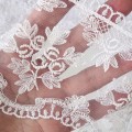Koronka gipiurowa w taśmie, haftowana nitką lekko błyszczącą na tiulu w kolorze białym, do stosowania w krawiectwie- szerokość 10 cm