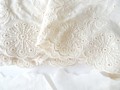 Koronka bawełniana z haftem angielskim do celów zdobniczych, - kolory: kremowy - szerokość haftu 14cm + 2cm