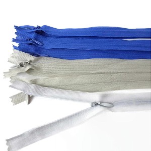 Zamek  (suwak, ekler), kryty, po wszyciu niewidoczny w szwie, drobna spirala, do spódnic, sukienek itp, - produkcja polska - długość 45 cm