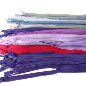 Zamek  (suwak, ekler), kryty, po wszyciu niewidoczny w szwie, drobna spirala, do spódnic, sukienek itp, produkcja polska - długość 50 cm