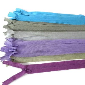 Zamek  (suwak, ekler), kryty, po wszyciu niewidoczny w szwie, drobna spirala, do spódnic, sukienek itp, - produkcja polska - długość 40 cm