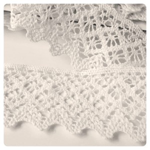 Koronka bawełniana w kolorze białym do celów ozdobnych, do stosowania w krawiectwie- produkcja polska- szerokość 5 cm