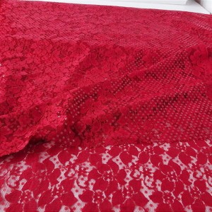 Delikatna tkanina koronkowa w kolorze ciemno czerwonym z mieniącymi się cekinami w kolorze tkaniny- lekko elastyczna- szerokość 140 cm