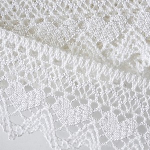 Koronka do celów ozdobnych do stosowania w krawiectwie- skład: bawełna 55%, jedwab wiskozowy 45% - kolory; biały - szerokość 4,00 cm         - produkcja Zweigart
