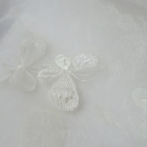 Tkanina tiulowa, firankowa, w kolorze ecru ozdobiona haftem motylków- 100 % poliester- szerokość 280 cm