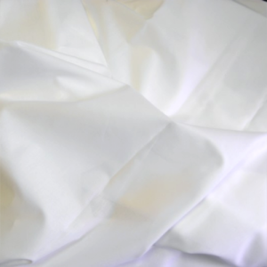 Tkanina batyst produkcji Zweigart, szerokość 175 cm, 100 % bawełna, kolor śnieżno biały.