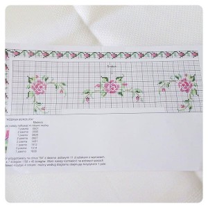 Serweta do haftu krzyżykowego ze wzorem róż-Dołączony czarno-bialy wzór graficzny- rozmiar serwety 90 cm x 90 cm- kolor biały- skład tkaniny: 51% bawełna / 49 % wiskoza