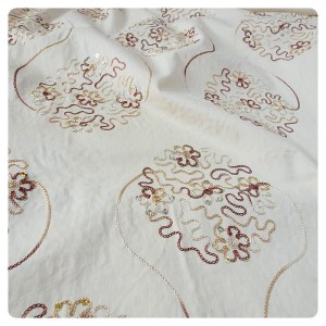 tkanina płótno bawełniane ozdobione cekinami i haftem - szerokość 140 cm- kolor jasny naturalny beż