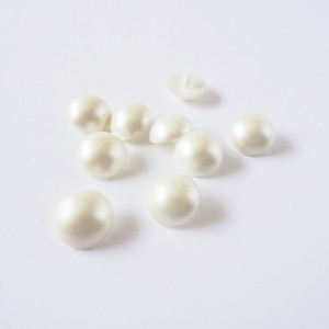 Guzik perełkowy, plastikowy, na nóżce w kolorze perłowym, matowy - Rozmiar 13 mm