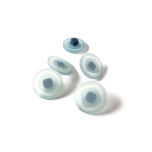 Guzik plastikowy, na nóżce półprzezroczysty, matowy-  średnica 17 mm- kolor: blado niebieski