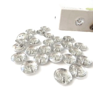 Guzik szkiełko, kolor srebrno-przezroczysty, płaski do przyszycia ma dwie dziurki- średnica 12 mm